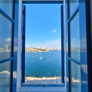 Extraordinary Views In A In Apartment Valletta